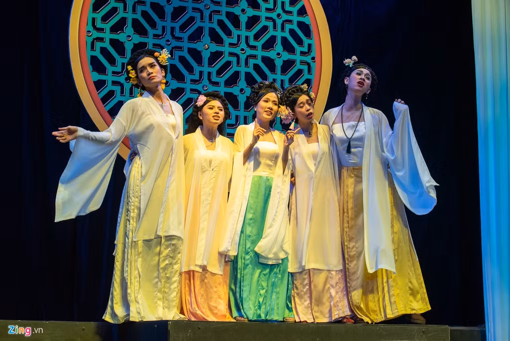 Đạo diễn Ngọc Hùng cho biết Cuộc chiến sắc đẹp đã được khán giả ủng hộ trong thời gian qua. Vở diễn nói về khát vọng đổi đời của các cô gái. Ban đầu, họ là những cô gái xấu xí, bị xua đuổi nên phải vào rừng sống. Đến khi họ gặp một dòng suối thần, trở nên xinh đẹp và được vào cung vua, họ lại bắt đầu thay đổi tâm tính. Họ đấu tranh, giành giật để được sủng ái, có quyền lợi.