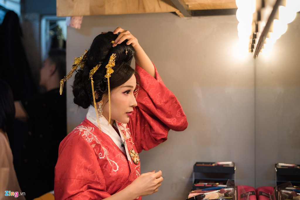 Khả Như cũng tham gia suất diễn Cuộc chiến sắc đẹp. Cô tâm sự dù nhận được khá nhiều lời mời từ game show, phim ảnh, cô vẫn sắp xếp thời gian để diễn ở sân khấu. Với cô, đây là mái nhà, giúp cô trưởng thành trong nghệ thuật.