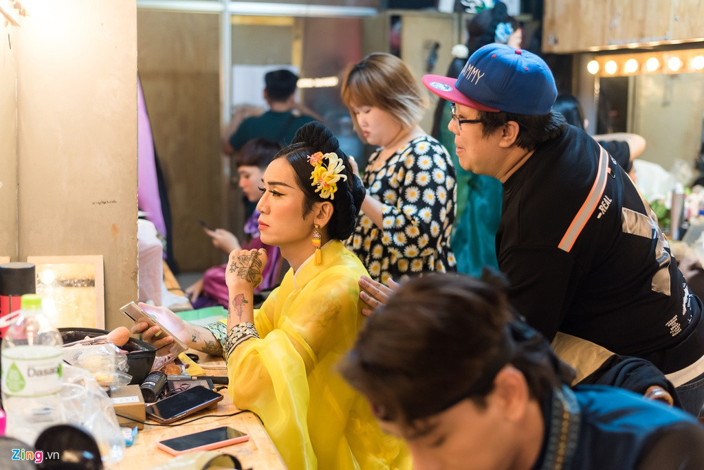 Trước khi bước vào mùa kịch Tết, diễn viên của sân khấu Thế giới Trẻ sẽ có một tuần nghỉ ngơi. Và tuần này, vở Cuộc chiến sắc đẹp và Duyên ma tình người là hai suất diễn cuối của sân khấu. Với các diễn viên, đứng trên sân khấu vào những ngày cuối cùng trong năm Âm lịch khiến họ có nhiều cảm xúc. "Chúng tôi coi đây như dịp cuối năm gặp lại và cảm ơn khán giả yêu thương của mình", BB Trần chia sẻ.