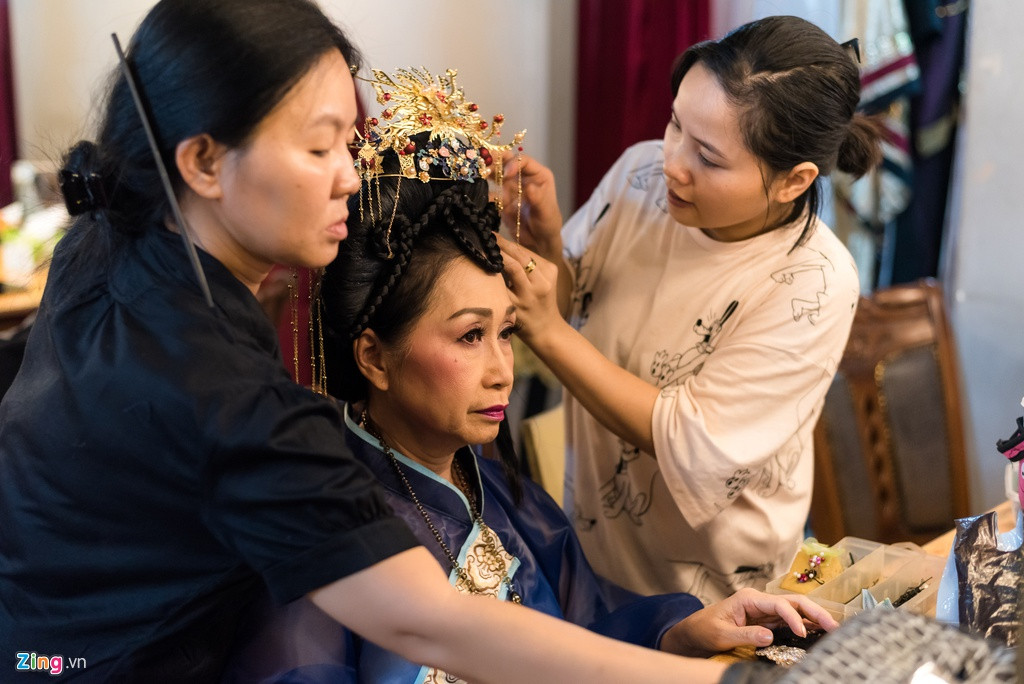 NSƯT Đàm Loan được ê-kíp làm tóc cầu kỳ cho vai diễn cổ trang. Nghệ sĩ kỳ cựu đã gắn bó với sân khấu từ ngày đầu thành lập. Ngoài diễn xuất, bà còn giảng dạy tại trường Sân khấu Điện ảnh TP.HCM.