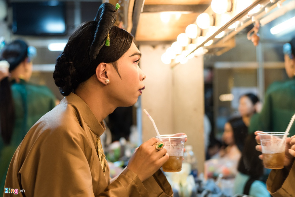 Nam diễn viên hài phải uống cà phê để tinh thần tỉnh táo trước khi lên sân khấu. Trước đó, anh đã có một ngày quay chương trình liên tục.