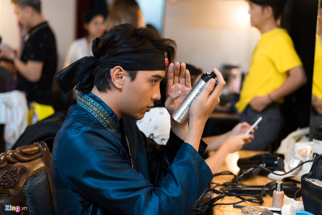 Diễn viên Thuận Nguyễn vội vã chỉnh trang trước khi bắt đầu vở diễn.