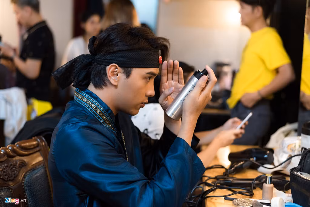 Diễn viên Thuận Nguyễn vội vã chỉnh trang trước khi bắt đầu vở diễn.