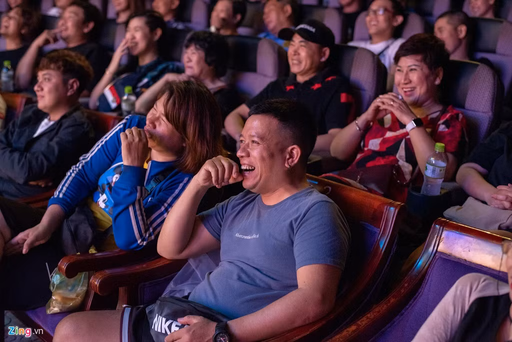 Ba năm qua, sân khấu miền Nam rơi vào khó khăn, lượng khán giả giảm sút nhưng Thế giới Trẻ vẫn là một trong các sân khấu có lượng khách ổn định. Vào ngày cận Tết, lượng khán giả vẫn không giảm sút. Theo ghi nhận của phóng viên, hơn 300 ghế của sân khấu không còn chỗ trống.