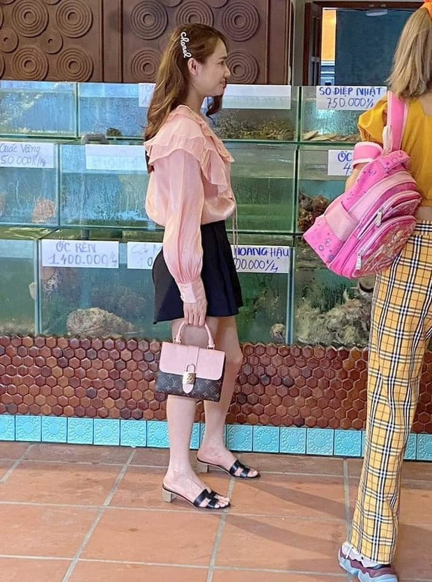 Mặc dù không chia sẻ hình ảnh lên trang cá nhân nhưng vợ chồng Mười Khó vẫn bị cư dân mạng bắt gặp mặc đồ đôi, “trốn” con đi ăn uống vào ngày lễ.