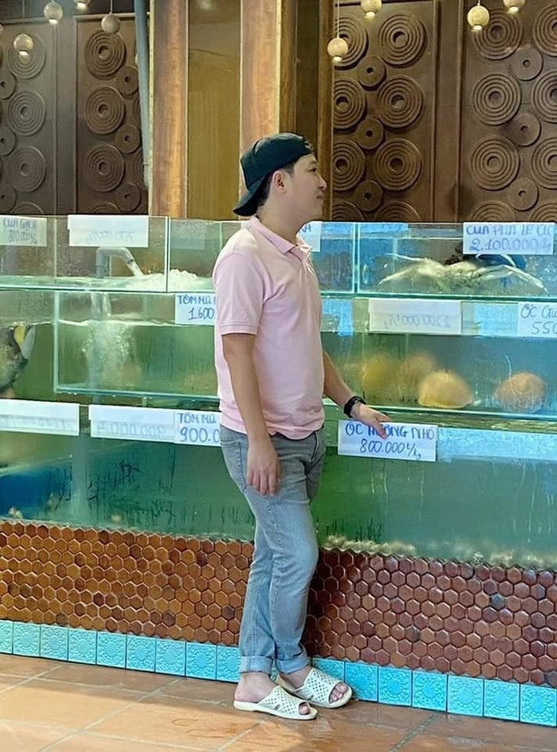 Cụ thể, nam danh hài đã lái xe đưa bà xã xuống Vũng Tàu và ghé tại nhà hàng hải sản của gia đình để khảo sát tình hình buôn bán hậu cách ly cũng như để thưởng thức những món hải sản đặc biệt.