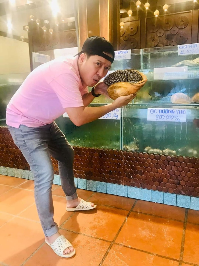 Cặp đôi cùng diện trang phục tông hồng giống nhau nhưng trong khi Nhã Phương diện toàn đồ hiệu đắt tiền như túi xách Louis Vuitton, dép cao gót Hermes, cài tóc Chanel thì Trường Giang lại đối lập hoàn toàn khi chỉ diện áo thun, quần jean và mang dép tổ ong đơn giản.