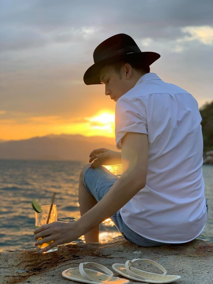 Dương Triệu Vũ ở vũng Ninh Vân, Nha Trang: "Khi nỗi buồn ập đến, hãy tìm nơi cảnh thiên nhiên hoàn hảo, riêng tư để soi ngẫm lại mình".
