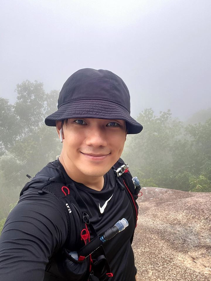 Nhan Phúc Vinh dậy từ 4g30' sáng, chạy trail (chạy bộ địa hình) 12 km lên đỉnh núi để hít không khí trong lành.