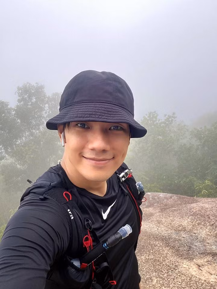 Nhan Phúc Vinh dậy từ 4g30' sáng, chạy trail (chạy bộ địa hình) 12 km lên đỉnh núi để hít không khí trong lành.