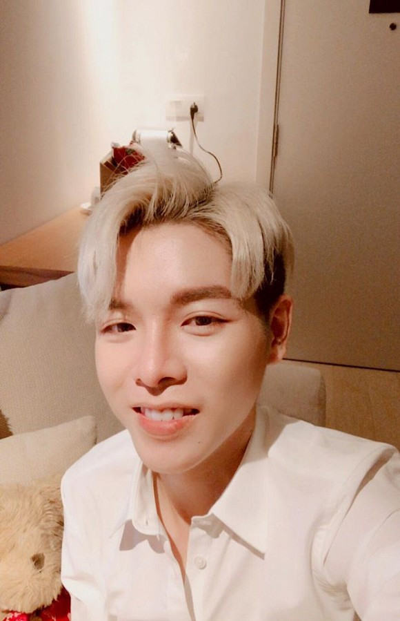 Còn khi Đức Phúc cười nhẹ nhàng thì diện mạo của giọng ca 9X là thế này đây.