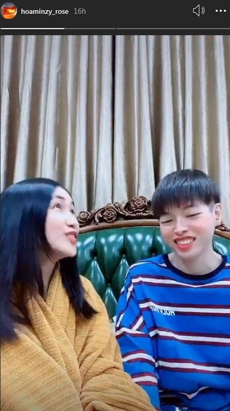 Có thể thấy, sau khi dao kéo, đôi môi vốn dầy và cong của nam ca sĩ đã trở nên mỏng và gọn hơn. Hàm răng cũng trắng sáng, đều tăm tắp. Thế nhưng nụ cười bao năm của anh chàng vẫn không hề thay đổi.