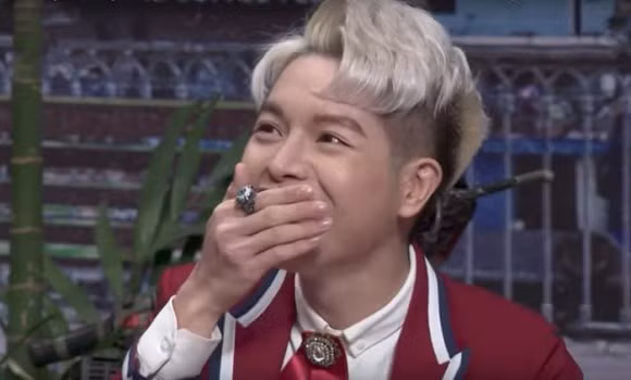 Khi tham gia các chương trình truyền hình, Đức Phúc thường có thói quen lấy tay che miệng giấu nụ cười hở lợi.