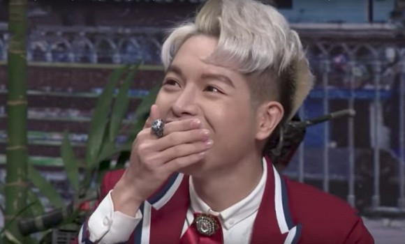 Khi tham gia các chương trình truyền hình, Đức Phúc thường có thói quen lấy tay che miệng giấu nụ cười hở lợi.