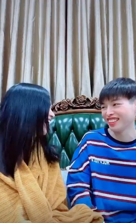 Cụ thể là trong đoạn clip ngắn mới đây trên tài khoản Instagram của Hòa Minzy, trong khoảnh khắc cười "thả ga", Đức Phúc lộ nguyên phần lợi kém duyên. Đến bây giờ, mặc dù đã đẹp hơn xưa nhiều lắm rồi nhưng bờ môi vẫn là "gánh nặng" đối với nam ca sĩ.