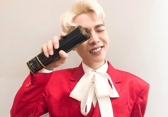 Nếu nhìn ở góc nghiêng, thậm chí có thể thấy Đức Phúc vẫn hơi hô.