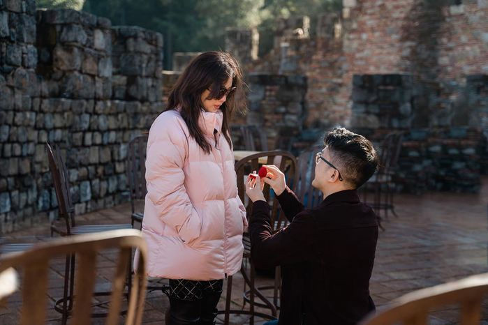 Tháng 12/2019, vị doanh nhân kém Thu Hoài 10 tuổi đã chính thức quỳ gối và trao nhẫn kim cương cầu hôn cô.