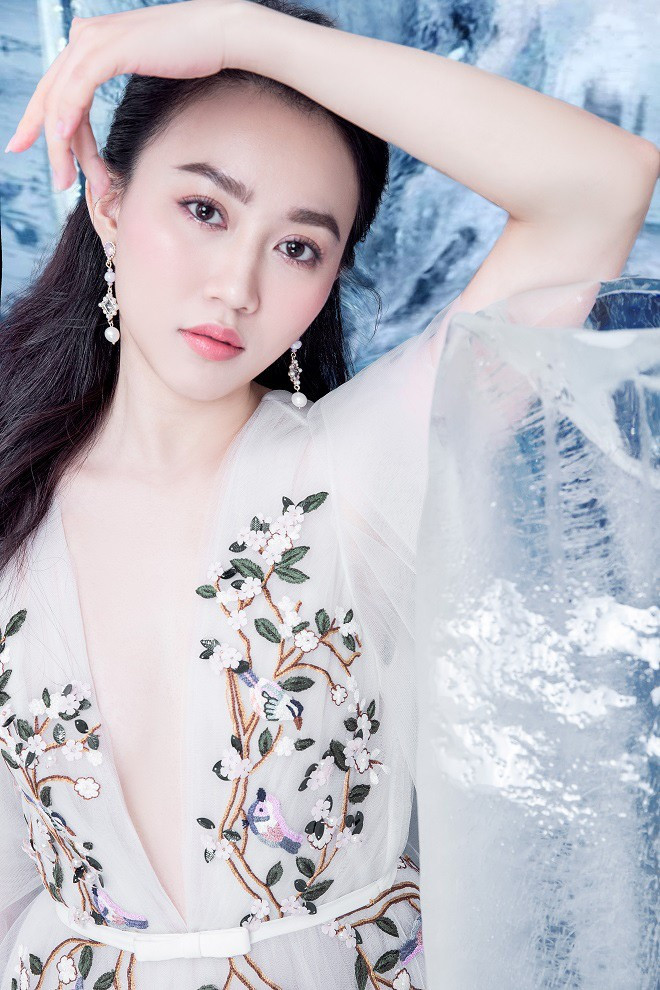 Hồng Loan được khán giả chú ý khi tham gia đóng trong MV của Sơn Tùng. Từ sau MV này, con đường nghệ thuật của cô gái Bình Dương vô cùng thuận lợi. Cô từng tham gia rất nhiều phim như Tình khúc bạch dương, Sứ mệnh trái tim, Tiệm ăn dì ghẻ... Sau thời gian dài dịch covid - 19, Huỳnh Hồng Loan chuẩn bị quay lại phim trường quay với bộ Phim Người nối nghiệp của đạo diễn Mai Hồng Phong, cô đóng cùng các diễn viên Hà Việt Dũng, Tuấn Tú, Phương Oanh, Huỳnh Anh của VFC. Loan thủ vai nữ chính trong phim.