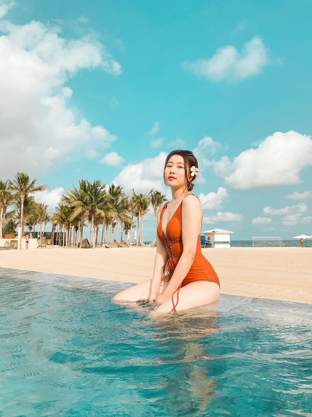 Mới đây nhất, Huỳnh Hồng Loan đã không còn hẹn hò với cầu thủ Tiến Linh nữa. Khi được hỏi, có ý kiến cho rằng, Huỳnh Hồng Loan hẹn hò với Tiến Linh và chia tay là do "hợp đồng tình cảm" có đúng không? Chia sẻ với PV Người Đưa Tin Pháp Luật, cô cho hay: "Chắc chắn không có. Vì Loan chưa nói yêu Tiến Linh bao giờ. Chỉ là tìm hiểu bạn bè đi chơi ăn uống. Lịch làm việc của ai cũng bận. Ai cũng có nhiều việc riêng để lo. Và tự Loan cảm thấy tình cảm chưa đủ để phát triển yêu đương nên cả hai tiếp tục làm bạn. Và với Loan, mọi thứ vẫn bình thường vì trước và sau khi quen biết Tiến Linh thì mọi thứ xung quanh cũng như phim ảnh của Loan vẫn bình thường".