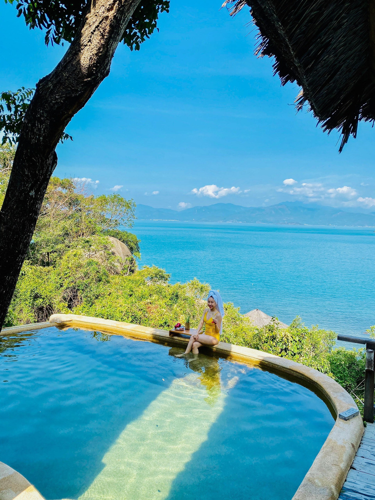 Cô tâm sự thêm với PV: "Tôi mất cha khi tròn 20 tuổi nên Loan như con trai trong nhà. Vì vậy Loan dành hết tình cảm cho Mẹ cùng chị và em gái Loan. Là trụ cột gia đình với Loan hiện tại là phải cố hết sức lao động để đảm bảo kinh tế và lo cho gia đình. Nên đôi khi chuyện tình cảm Loan không thể đặt ngang với gia đình. Khi trẻ thì thường xem tình yêu là số 1. Nhưng giờ tình yêu với Loan sẽ dời lại vị trí số 3. Số 2 Loan dành cho sự nghiệp rồi".