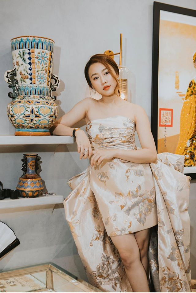 Chia sẻ về phim mới, diễn viên Huỳnh Hồng Loan cho hay: "Tôi chỉ áp lực với vai diễn Thư ký toà vì lần đầu thể hiện vai nặng về chuyên môn chứ không áp lực với các anh chị diễn viên như Phương Oanh, Tuấn Tú, Huỳnh Anh... Loan cũng có chút lợi thế là diễn viên Miền Nam nên mang màu sắc khác hoà nhập với các anh chị miền Bắc. Điều này làm cho bộ phim thêm nhiều sức hút và có thiện cảm hơn với khán giả hai miền Nam Bắc. Và đây cũng không phải lần đầu Loan làm việc với ê kíp của VFC nên Loan tự tin vào khả năng diễn xuất của mình khi liên tiếp được nhà sản xuất chọn tham gia các vai chính và thứ chính".