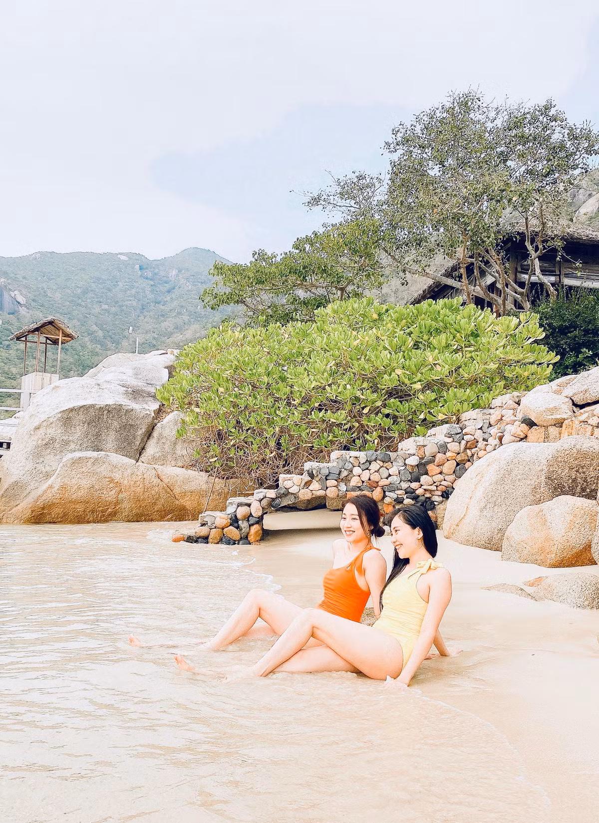 Mới đây, trước khi ra Hà Nội để quay phim Người nối nghiệp, Huỳnh Hồng Loan đã tự thưởng cho mình một chuyến đi du lịch cách ly hoành tráng tại các địa điểm biển nổi tiếng, như Melia Hồ Tràm và Six Senses Côn Đảo Nha Trang. Để đảm bảo an toàn, Hồng Loan đã di chuyển bằng ô tô riêng, và ở những nơi biệt lập để đảm bảo du lịch cách ly an toàn.