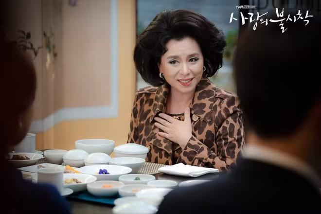 Mới đây, Jang Hye Jin cũng góp mặt trong phim truyền hình gây sốt Crash Landing on You. Nữ diễn viên vào vai Ko Myeong Eun – mẹ của Seo Dan. Jang Jye Jin đã lột xác hoàn toàn so với hình ảnh nghèo khổ trong Parasite.