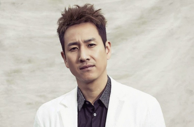 Trong Parasite, Lee Sun Kyun sắm vai Mr. Park, một doanh nhân thành công có tính cách chuẩn mực. Năm 2019, trả lời phỏng vấn tờ Highonfilms, đạo diễn Bong Joon-ho đã có lời khen cho diễn xuất của Lee Sun Kyun. "Tôi luôn ấn tượng về nhiều mặt với nét quyến rũ của Lee Sun Kyun. Đó là lý do tôi chọn anh ấy cho vai Mr. Park cho Parasite", vị đạo diễn nói.