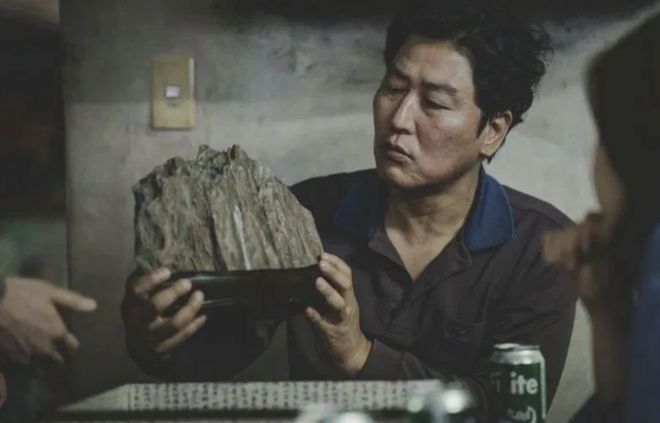 Song Kang-ho: Vào vai Ki-teak, người cha thất nghiệp trong một gia đình nghèo, Song Kang-ho đã có màn hóa thân xuất sắc, làm nền tảng thúc đẩy cho các vai diễn khác trong Parasite. "Quái vật điện ảnh" là biệt danh nhiều người hâm mộ dành cho Song Kang-ho. Tài tử sinh năm 1969, có sự nghiệp điện ảnh đồ sộ. Nam diễn viên từng góp mặt trong nhiều dự án điện ảnh của Hàn Quốc, bao gồm 3 tác phẩm 10 triệu vé là The Host, The Attorney và A Taxi Driver.