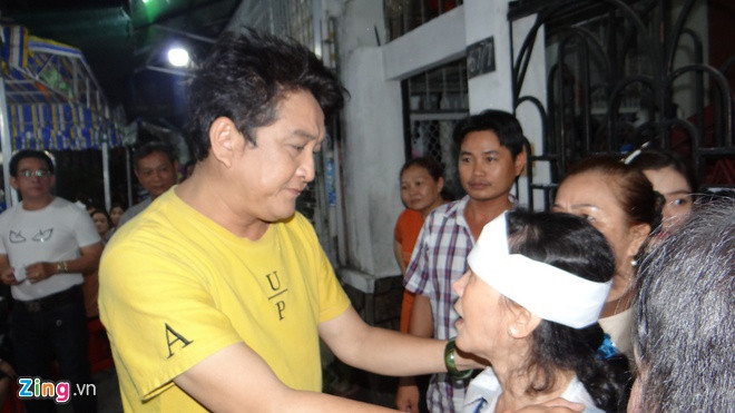 NSƯT Trọng Phúc động viên vợ cố nghệ sĩ vượt qua nỗi đau. Trước đó, một người bạn của anh đã hỗ trợ gia đình 200 triệu đồng tiền viện phí.