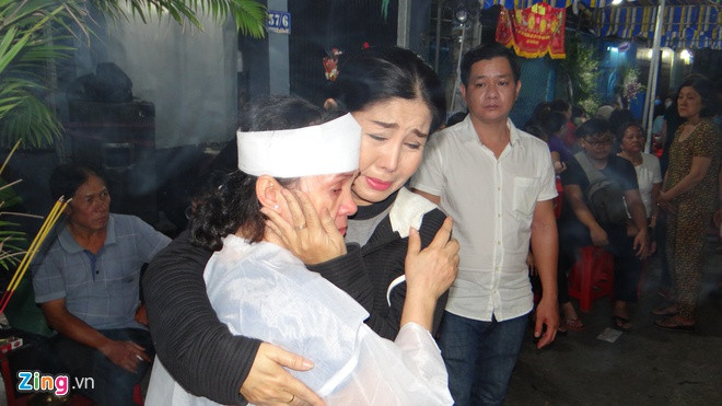 Bất ngờ trước sự ra đi quá nhanh của Chiêu Hùng, nghệ sĩ Kim Thoa bật khóc khi đến viếng. Chi ôm chầm vợ cố nghệ sĩ và chia sẻ nỗi đau với gia đình.