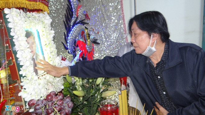 NSND Trọng Hữu bùi ngùi nhìn di ảnh của đàn em. Nghệ sĩ kỳ cựu đánh giá Chiêu Hùng đam mê và hết lòng với nghệ thuật cải lương. Năm 19 tuổi, nghệ sĩ cải lương Chiêu Hùng đã đi hát chuyên nghiệp, anh thủ vai chính đầu tiên trong vở Gió bụi biên thùy.