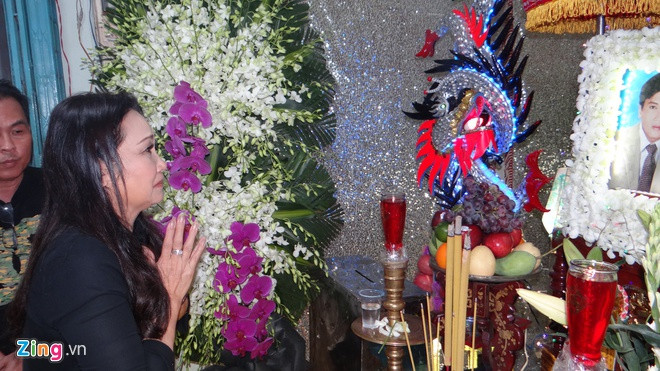 Thanh Hằng òa khóc trước di ảnh của đồng nghiệp. Chị tâm sự quá xót xa khi Chiêu Hùng qua đời ở tuổi 55. Ngày mùng 7 Tết Chiêu Hùng nhập viện sau khi bị đột quỵ. Nam nghệ sĩ đã rơi vào hôn mê sâu. Đến tối 1/2, bác sĩ cho biết Chiêu Hùng khó qua khỏi vì bệnh diễn biến quá nhanh. Trưa 2/2, anh qua đời tại nhà riêng.