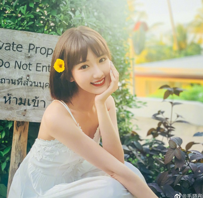 Cuộc đời của Mao Hiểu Đồng khá bi đát. Nữ diễn viên "30 chưa phải là hết" sinh ra trong một gia đình tan vỡ vì cha nghiện hút, thường xuyên "ra tù vào tội". Cha cô vì mang tư tưởng trọng nam khinh nữ, từng vứt Hiểu Đồng vào thùng rác ngay khi cô vừa chào đời. Sau này, người đẹp trở thành diễn viên có danh tiếng, bố ruột của cô đã lên truyền hình tố Mao Hiểu Đồng bất hiếu, không nhận mặt cha, không đưa tiền phụng dưỡng. Vụ việc lùm xùm trên khắp mặt báo một thời gian dài. Ảnh: Weibo.