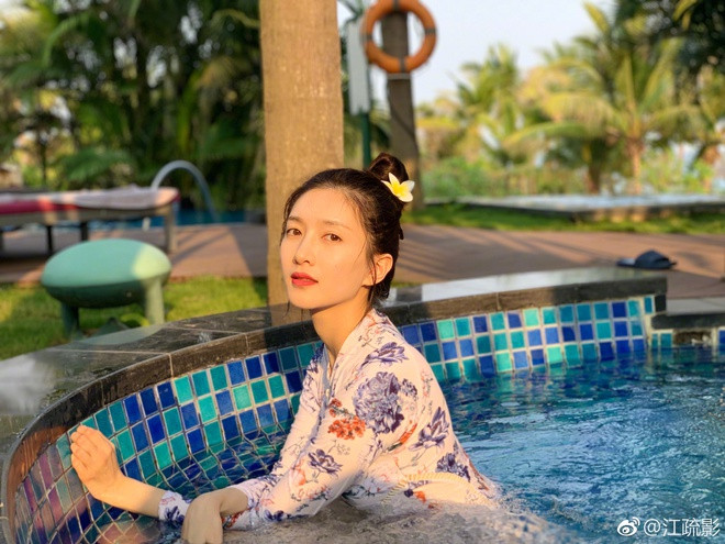 Về đời tư, nữ diễn viên chỉ công khai duy nhất một mối tình với nam diễn viên Hồ Ca. Đóng nhiều phim, nhưng sự nghiệp diễn xuất của Sơ Ảnh được nhận xét "nhạt như nước lã", thiếu vai diễn đột phá. Vì thế, nhiều khán giả cũng chỉ nhớ đến cô với danh xưng là "tình cũ của Hồ Ca". Ảnh: Weibo.