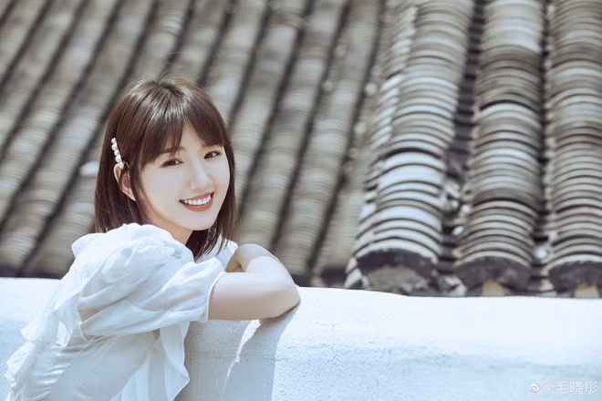 Mao Hiểu Đồng sinh năm 1988, nổi tiếng qua các bộ phim như Hậu cung Chân Hoàn truyện, Cẩm Tú Vị Ương, Yêu em từ cái nhìn đầu tiên, Thần điêu đại hiệp... Cô được đánh giá là có nhan sắc trong trẻo, quyến rũ và khả năng diễn xuất khá tốt. Sự nghiệp của Mao Hiểu Đồng dù không thành công rực rỡ do thường chỉ đóng vai phụ, nhưng cô vẫn được công chúng đặc biệt yêu mến. Ảnh: 163.