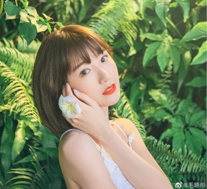 Tuy nhiên, theo CCTV, nguyên nhân đổ vỡ là vì Mao Hiểu Đồng bắt gian tại trận Trần Tường đưa nữ diễn viên Giang Khải Đồng về nhà. Theo Sina, hôm 24/7, Mao Hiểu Đồng bị bắt gặp thân mật với một chàng trai lạ trên phố. Truyền thông và người hâm mộ nghi vấn đây là bạn trai mới của nữ diễn viên và dành nhiều lời chúc hạnh phúc cho cô. Ảnh: Weibo. Xem video "Xa Thi Mạn mặc quần jean đóng phim cổ trang". Nguồn VTC3: