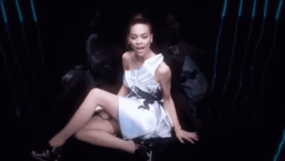 Đính kèm hình ảnh Hồ Ngọc Hà, Dương Khắc Linh bày tỏ: "Wow, 11 năm trước đi xem Hồ Ngọc Hà quay MV bài 'Xin hãy thứ tha'. Hồi đó không phải ca sĩ nào cũng quay MV như bây giờ đâu, lâu lâu mới có một MV ra. Bài này đưa cho mình nhiều kỷ niệm ghê. Đúng là bài hát thay đổi sự nghiệp".