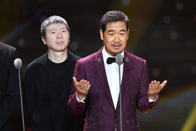 Phùng Tiểu Cương khiến Trương Quốc Lập rơi vào tình trạng phải làm việc liên tục để hoàn thành hợp đồng.