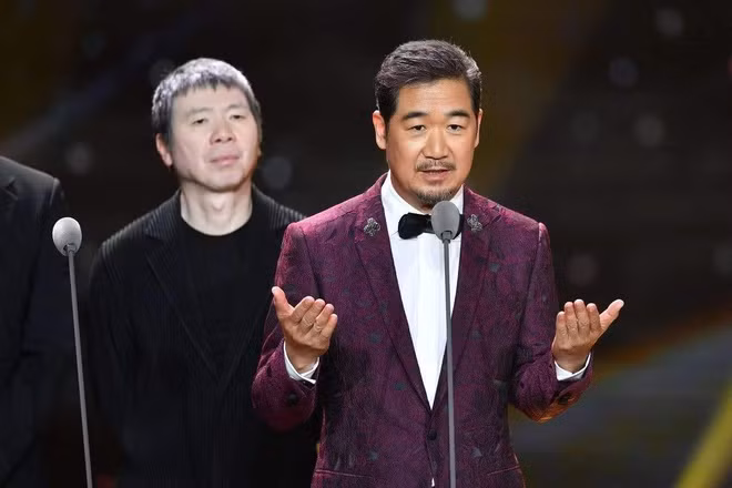 Phùng Tiểu Cương khiến Trương Quốc Lập rơi vào tình trạng phải làm việc liên tục để hoàn thành hợp đồng.