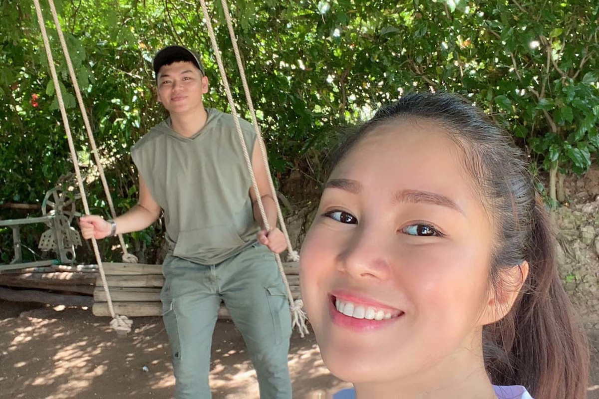 Vợ chồng diễn viên Lê Phương tận dụng những ngày cuối tuần để về quê nghỉ ngơi.