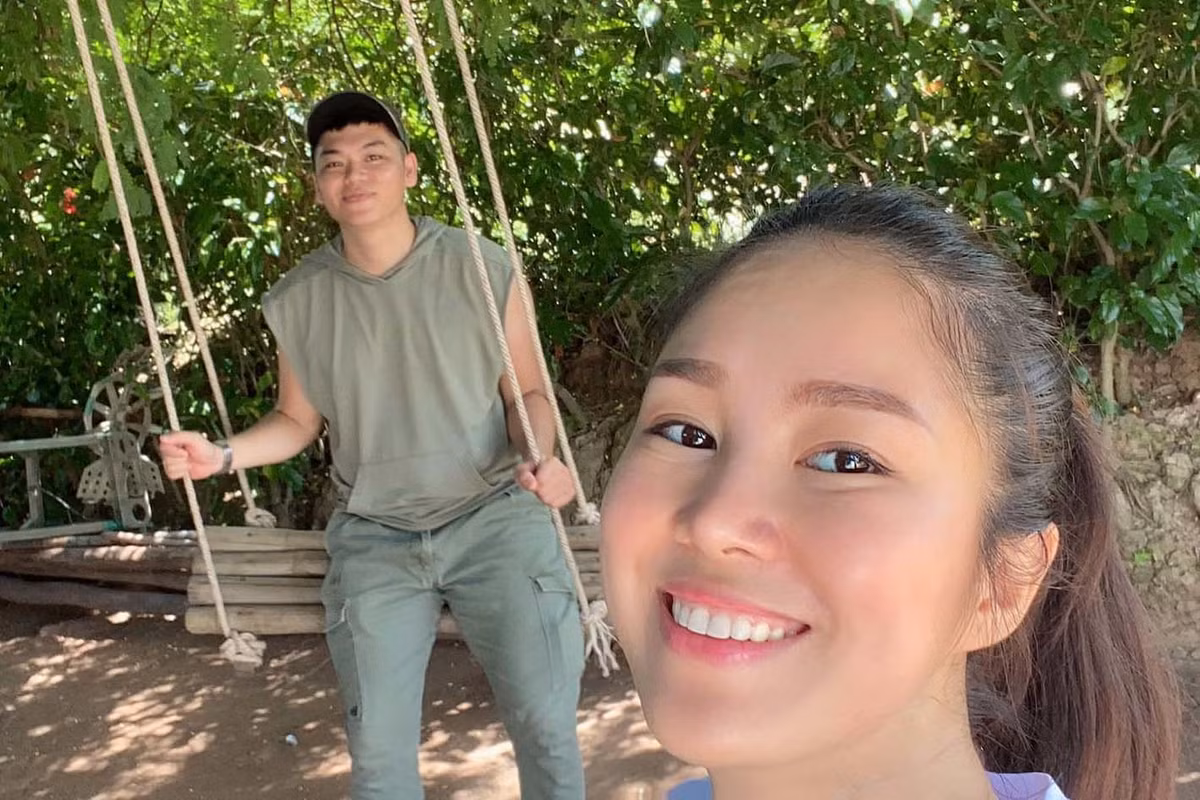 Vợ chồng diễn viên Lê Phương tận dụng những ngày cuối tuần để về quê nghỉ ngơi.