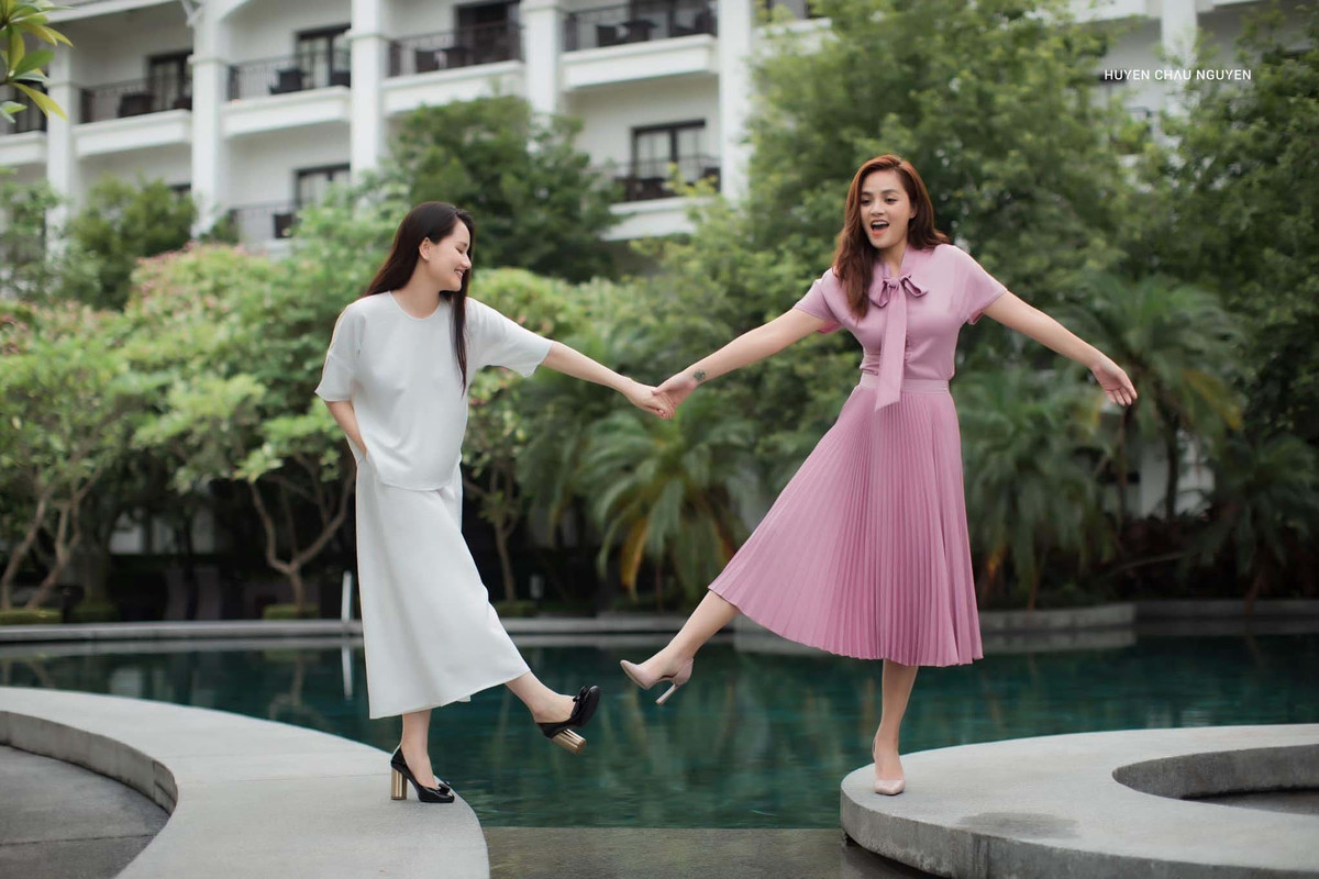 MC Huyền Châu chia sẻ loạt ảnh nhí nhảnh cùng diễn viên Thu Quỳnh. Hai mỹ nhân nhận được nhiều lời khen bởi nhan sắc rạng rỡ.