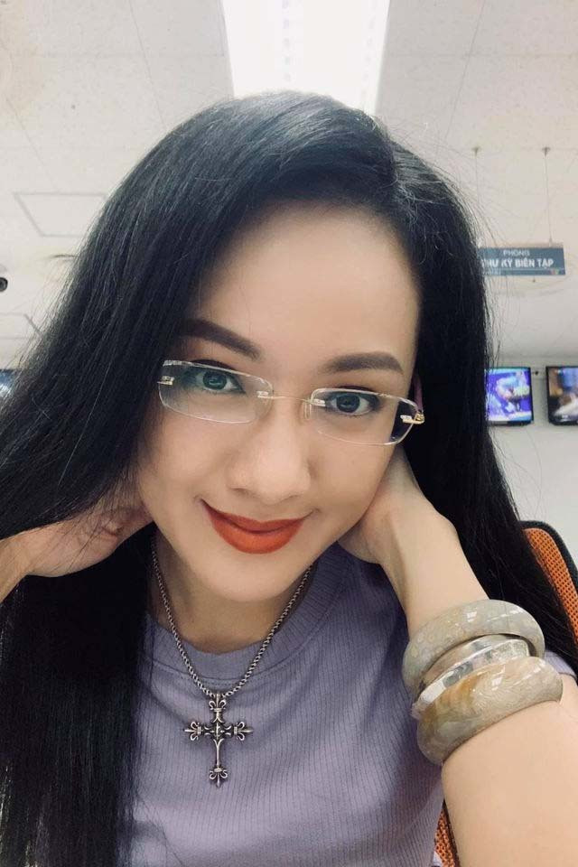 BTV Hoài Anh bận rộn với công việc dù là ngày cuối tuần, tuy nhiên cô vẫn xinh đẹp và rạng rỡ.