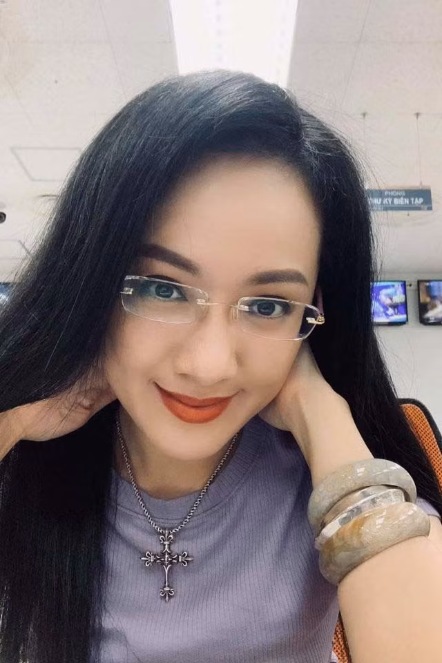 BTV Hoài Anh bận rộn với công việc dù là ngày cuối tuần, tuy nhiên cô vẫn xinh đẹp và rạng rỡ.