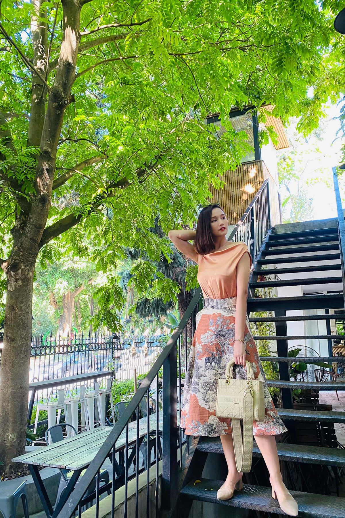 Lã Thanh Huyền khoe nhan sắc trẻ trung, xinh đẹp với trang phục đơn giản.