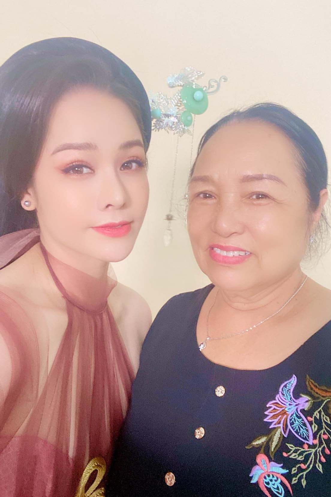 Nhật Kim Anh khoe nhan sắc xinh đẹp bên mẹ. Nữ diễn viên viết những lời xúc động dành cho người mẹ thân yêu.