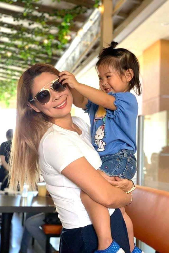'Búp bê' Thanh Thảo khoe hình ảnh vui đùa cùng cô con gái đáng yêu.