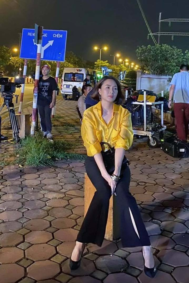 Hồng Diễm hài hước chia sẻ hình ảnh hậu trường một buổi quay hình trong đêm. 'Ngã ba đường chờ anh', nữ diễn viên viết.
