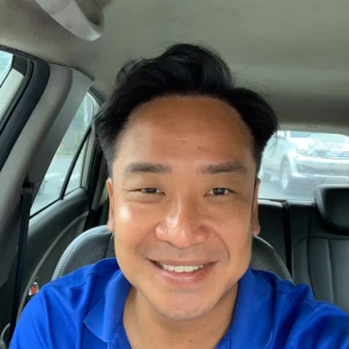 “Tôi không biết ai ghép ảnh và mục đích của họ là gì. Tôi không quan tâm lắm. Tôi thấy mình chả giống Tuấn “khỉ” chút nào. Tôi đẹp trai hơn hắn nhiều. Tôi biết có người giống hắn hơn. Bạn bè mang tôi ra trêu rồi cũng xong”, Đình Hiếu chia sẻ với Dân Việt.